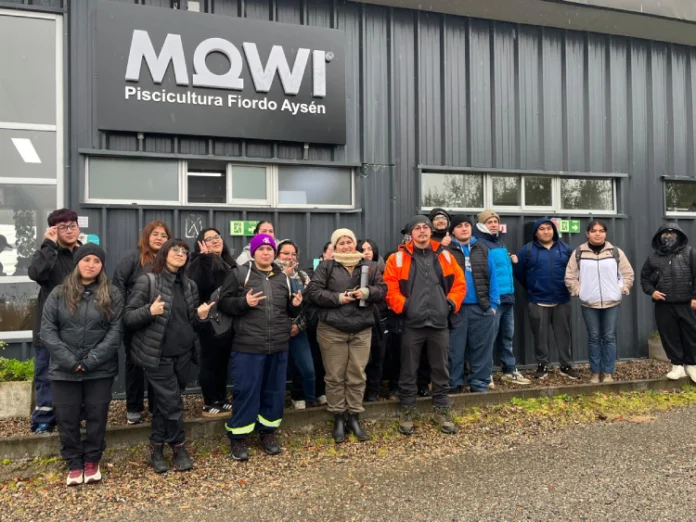 Mowi Chile acerca la industria salmonicultora a estudiantes de la Región de Aysén mediante visitas a sus instalaciones