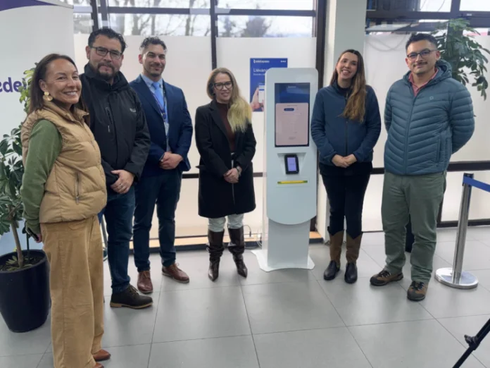 Edelaysen fortalece la atención a clientes con nuevo tótem de autoservicio en oficina de Coyhaique